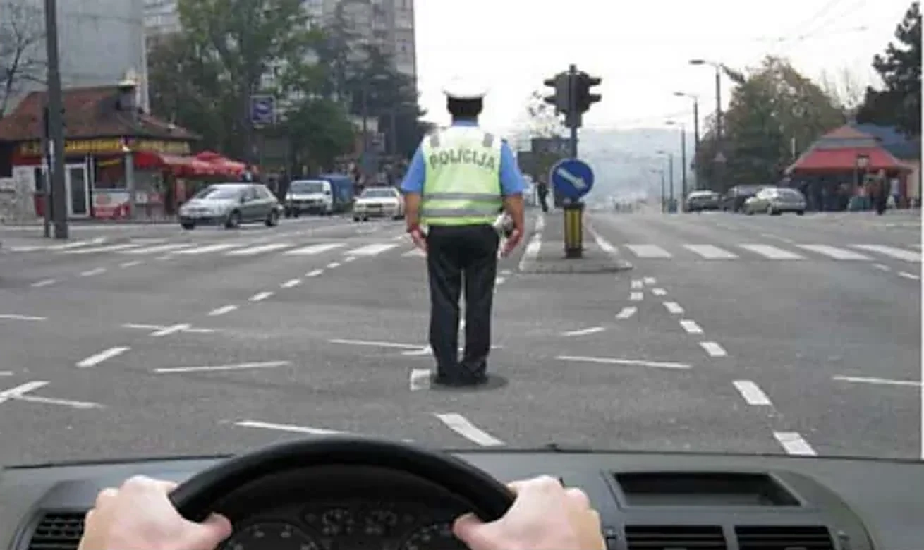 U situaciji prikazanoj na slici: