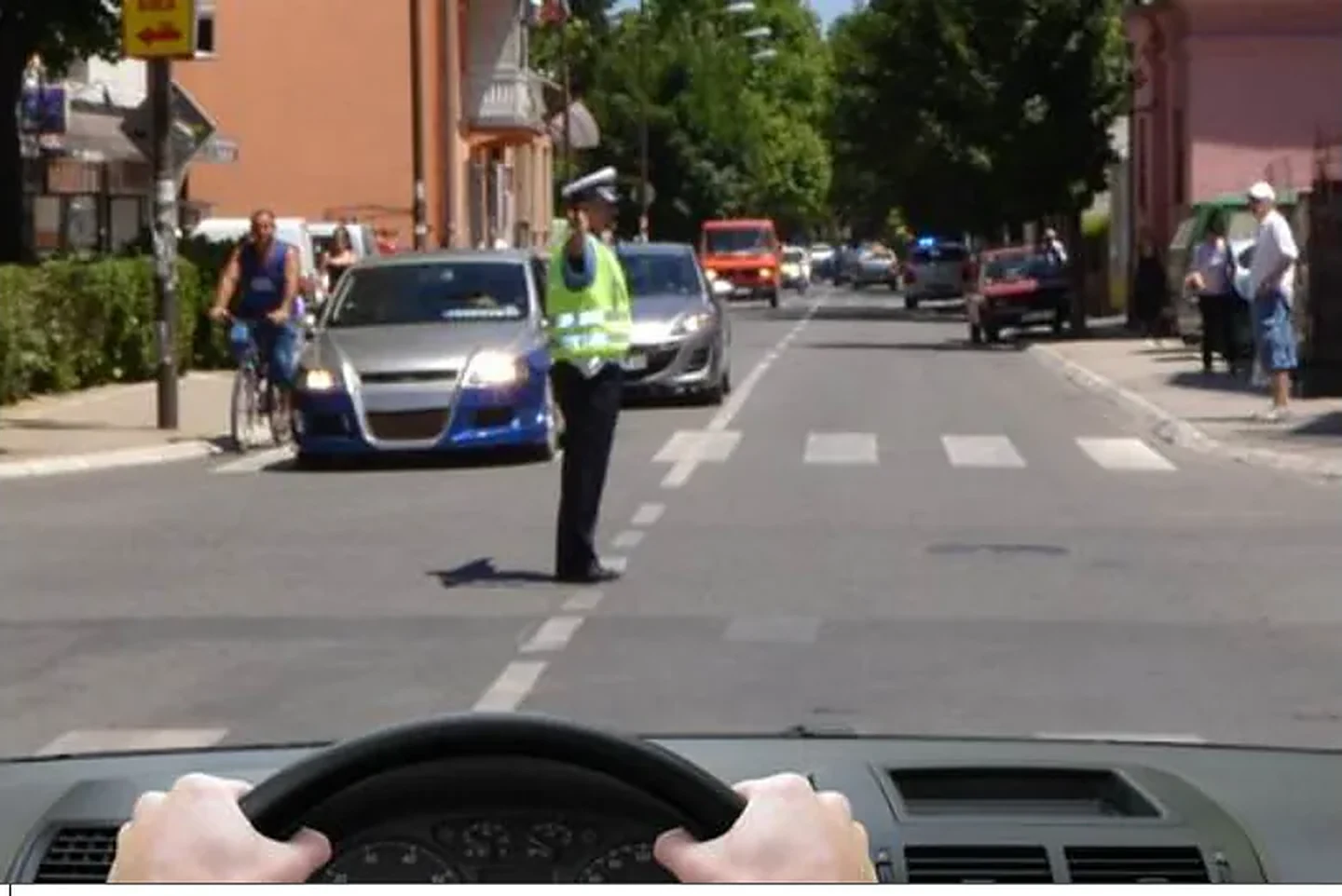 U situaciji prikazanoj na slici: