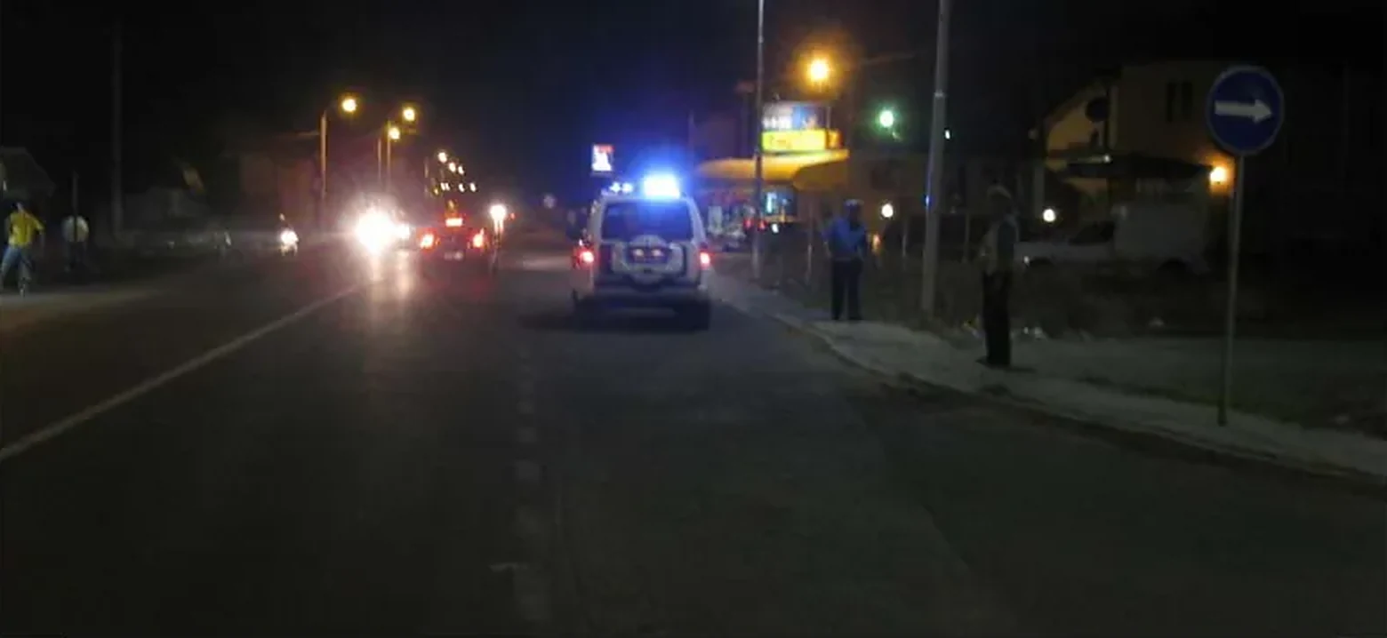 U situaciji prikazanoj na slici kada je vozilo policije zaustavljeno dužni ste da: