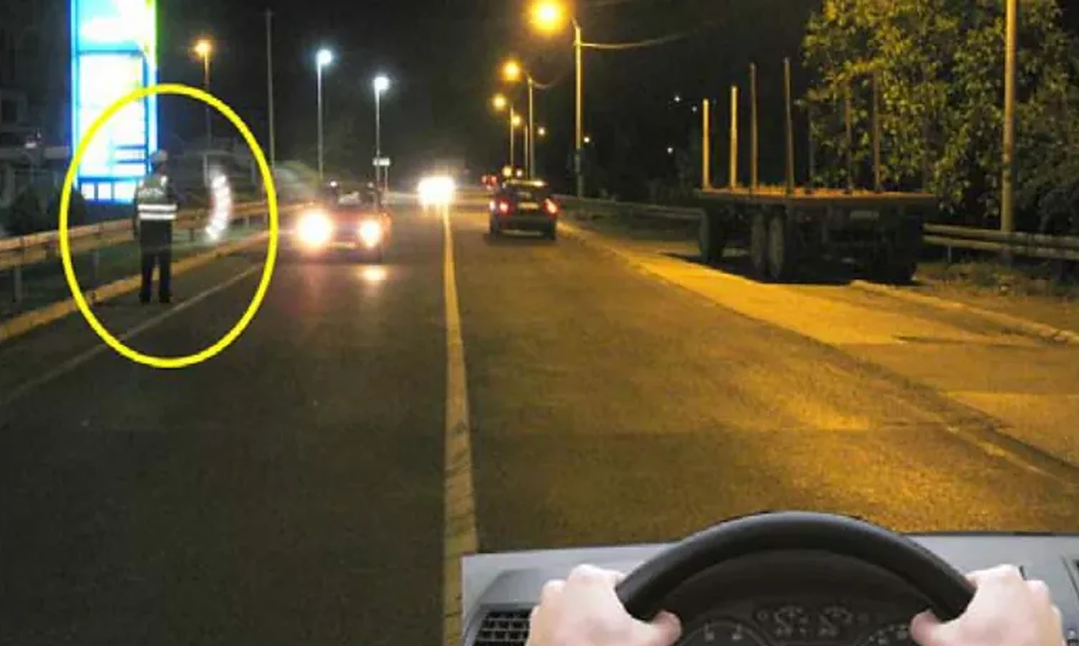 U situaciji prikazanoj na slici, kada policijski službenik daje svetlosni znak baterijskom lampom koja emituje postojano crveno svetlo mašući upravno na uzdužnu osu puta, dužni ste da: