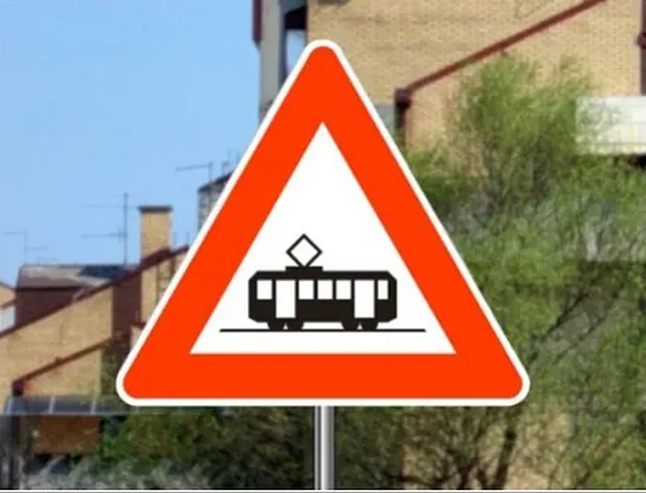 Saobraćajni znak prikazan na slici označava: