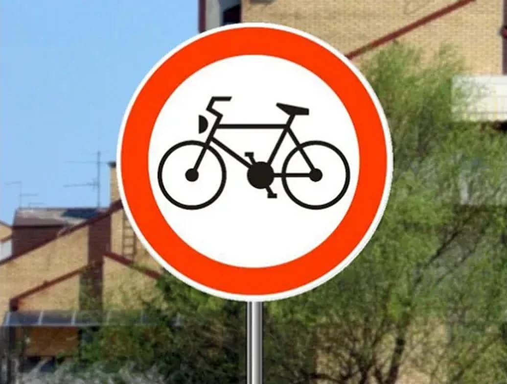 Saobraćajni znak prikazan na slici označava: