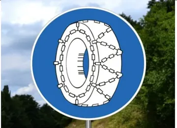 deo puta na kome motorna vozila, osim motocikla, mopeda, lakih tricikla, teških tricikla, lakih četvorocikla, teških četvorocikla, radnih mašina, traktora i motokultivatora, moraju na pogonskim točkovima imati lance za sneg kad je na kolovozu sneg