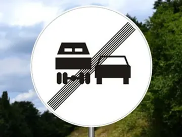 mesto odakle prestaje zabrana uspostavljena saobraćajnim znakom kojim je zabranjeno da teretna vozila čija najveća dozvoljena masa prelazi 3,5 t pretiču druga motorna vozila, osim motocikala bez prikolice, mopeda, lakih tricikala i lakih četvorocikala