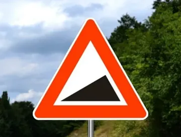 približavanje opasnom usponu, ako razlika u visini predstavlja neku opasnost koja proističe iz tih uslova