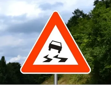 blizinu dela puta na kome kolovoz pod određenim atmosferskim uslovima ili sličnim okolnostima ima klizavu površinu