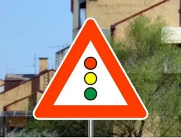 blizinu raskrsnice ili obeleženog pešačkog prelaza na kome je saobraćaj regulisan pomoću uređaja za davanje svetlosnih saobraćajnih znakova