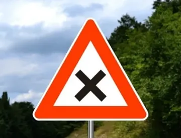 blizinu ukrštanja puteva od kojih nijedan put nije put sa prvenstvom prolaza