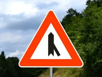 blizinu raskrsnice na kojoj se put sa prvenstvom prolaza spaja sa sporednim putem pod oštrim uglom s desne strane