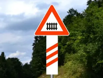 udaljenost od 240 m do prelaza puta preko železničke pruge u nivou, koji je obezbeđen branicima ili polubranicima
