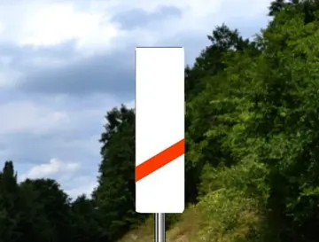 udaljenost od 80 m do prelaza puta preko železničke pruge u nivou