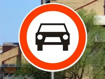 put odnosno deo puta na kome je zabranjen saobraćaj za sva motorna vozila, osim za motocikle bez prikolice i mopede