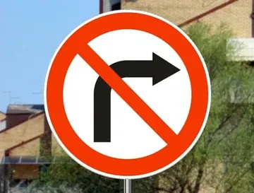 raskrsnicu na kojoj je skretanje udesno zabranjeno